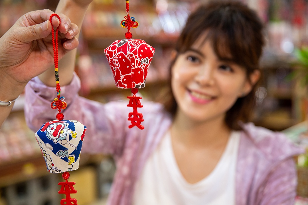 5-2-2 到美玉小站，兌換紀念手作小天燈，帶一盞心燈返家